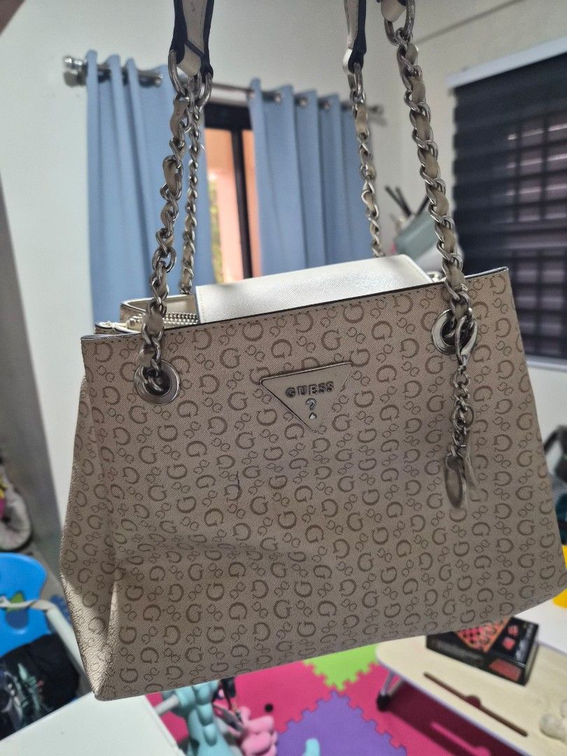 Guess Monogram Chain Shoulder Bag (Category: Luxury Bags & Wallets) located in San Pablo. Submitted by luckycharm2609 (Listing ID 1463015195, Image 1). Description: - Brown Guess shoulder bag - All-over monogram pattern - White leather trim - Silver chain strap - Guess logo tag - Zipper closure - Ideal for everyday wear.