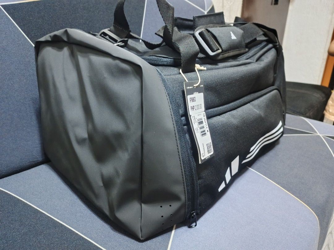 Gym & Training 3 Stripes Duffel Bag (Category: Backpacks) located in Manila. Submitted by kdave22 (Listing ID 1462942257, Image 3). Description: Adidas Duffel Bag Black 51.5 Liters 30.5 x 56.6 x 26.5 cm Original Brand new Legit.