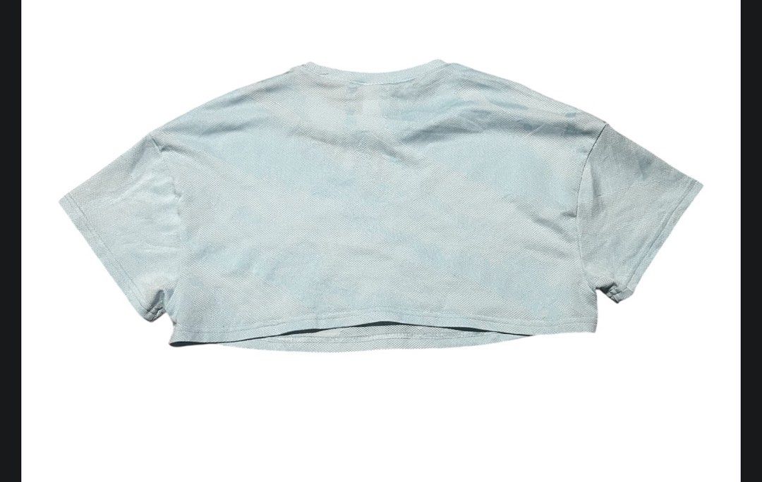 Gymshark cropped lifting tee size xs (Category: Activewear) located in Iba. Submitted by xooperfindslb (Listing ID 1462951469, Image 3). Description: Gymshark cropped lifting tee size xs Color: blue Good condition No issue.