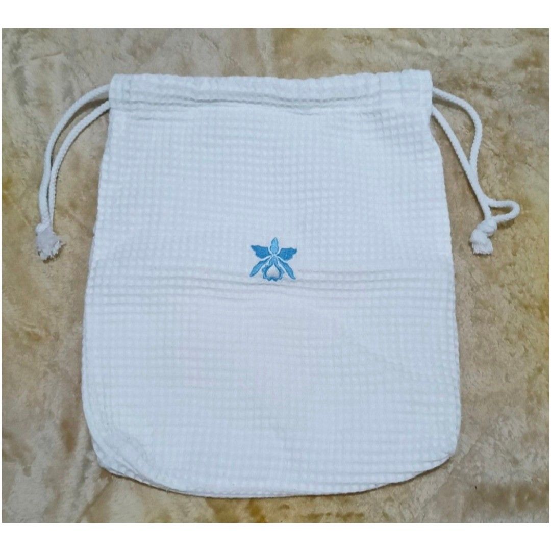 Halekulani Hotel Hawaii Waffle Drawstring Pouch #2566 (Category: Purses & Pouches) located in Santa Cruz. Submitted by gie_thrift_shop (Listing ID 1462965233, Image 3). Description: 🌴 Halekulani Hotel Hawaii Waffle Drawstring Pouch ​Authentic hotel merch featuring the iconic embroidered blue orchid logo. Perfect for travel or bag organization! ​Color: White with Blue Logo ​Dimensions: 11" (W) x 13" (L) ​Condition: Excellent pre-loved condition (