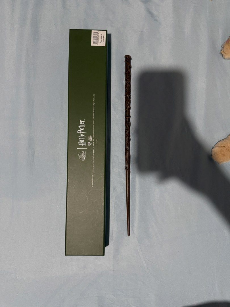 Hermione’s Wand with Box (Category: Western Merchandise) located in Manila. Submitted by kia.co (Listing ID 1463020241, Image 3). Description: - Hermione’s wand - Features a detailed, twisted design - Includes original green box - Ideal for Harry Potter fans and collectors - Bought in New York .