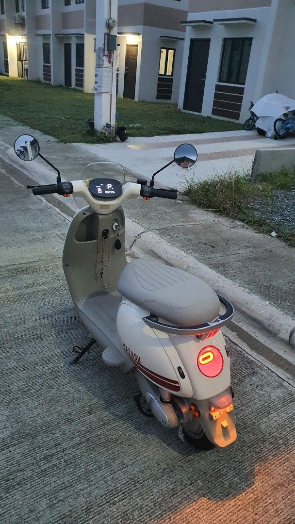 Hatasu Vivi Electric Scooter - White (Category: Motorbikes for Sale) located in Lipa City. Submitted by mandurum (Listing ID 1462889171, Image 1). Description: HATASU VIVI 2026 Bought last April 2026 for 35k cash Barely used but with scratches on seat (due to cats) - White Hatasu electric scooter with red accents - Digital display shows speed and battery level - All lights are working - Ready to ride - Ideal for getting around town.