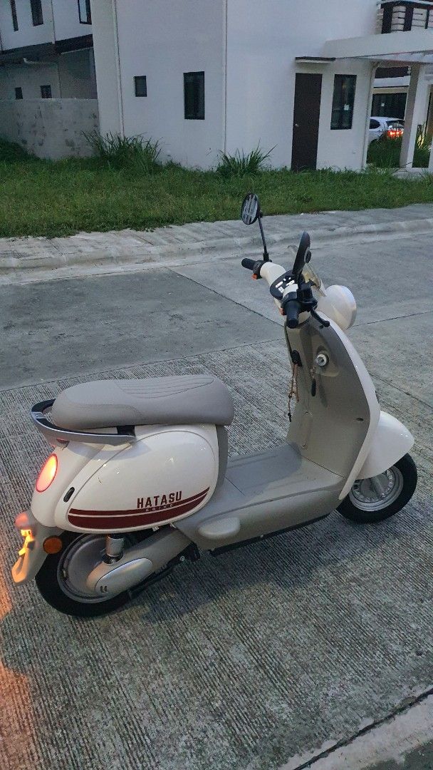 Hatasu Vivi Electric Scooter - White (Category: Motorbikes for Sale) located in Lipa City. Submitted by mandurum (Listing ID 1462889171, Image 2). Description: HATASU VIVI 2026 Bought last April 2026 for 35k cash Barely used but with scratches on seat (due to cats) - White Hatasu electric scooter with red accents - Digital display shows speed and battery level - All lights are working - Ready to ride - Ideal for getting around town.