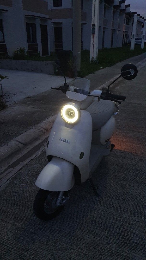 Hatasu Vivi Electric Scooter - White (Category: Motorbikes for Sale) located in Lipa City. Submitted by mandurum (Listing ID 1462889171, Image 3). Description: HATASU VIVI 2026 Bought last April 2026 for 35k cash Barely used but with scratches on seat (due to cats) - White Hatasu electric scooter with red accents - Digital display shows speed and battery level - All lights are working - Ready to ride - Ideal for getting around town.
