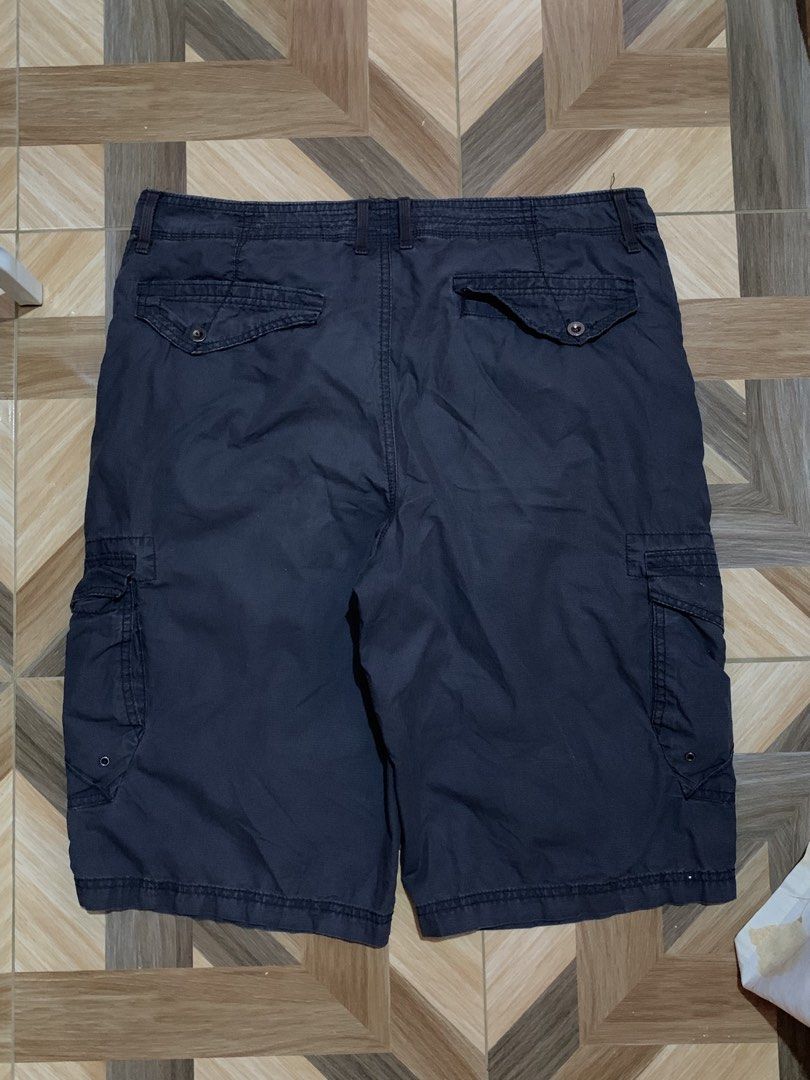 Helix Men's Navy Blue Cargo Shorts (Category: Shorts) located in Daraga. Submitted by vinteesfnds (Listing ID 1462961852, Image 2). Description: - Navy blue Helix cargo shorts - Size 36 on tag - Multiple pockets for ample storage - Secure button and zip closure - Comfortable fit for everyday wear - Ideal for casual outings and outdoor activities.