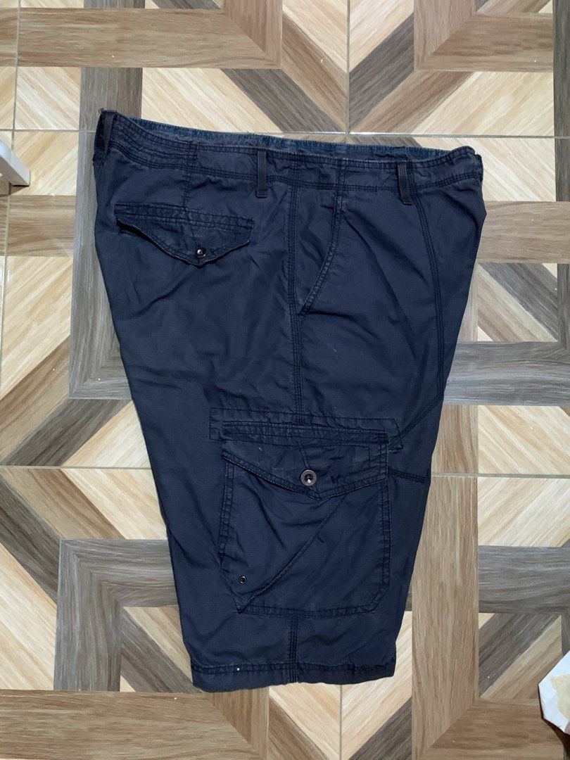 Helix Men's Navy Blue Cargo Shorts (Category: Shorts) located in Daraga. Submitted by vinteesfnds (Listing ID 1462961852, Image 3). Description: - Navy blue Helix cargo shorts - Size 36 on tag - Multiple pockets for ample storage - Secure button and zip closure - Comfortable fit for everyday wear - Ideal for casual outings and outdoor activities.