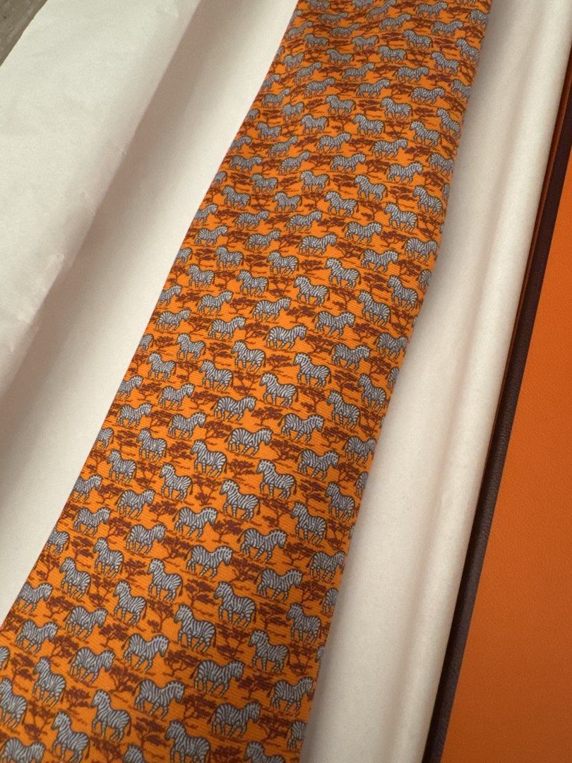 Hermes Silk Tie （分類：領帶）位於 Hong Kong。 由 imsonicee 提交（商品編號 1463012794，圖片 2）。簡介： Colour : Orange / Gris Clair / Ora 。