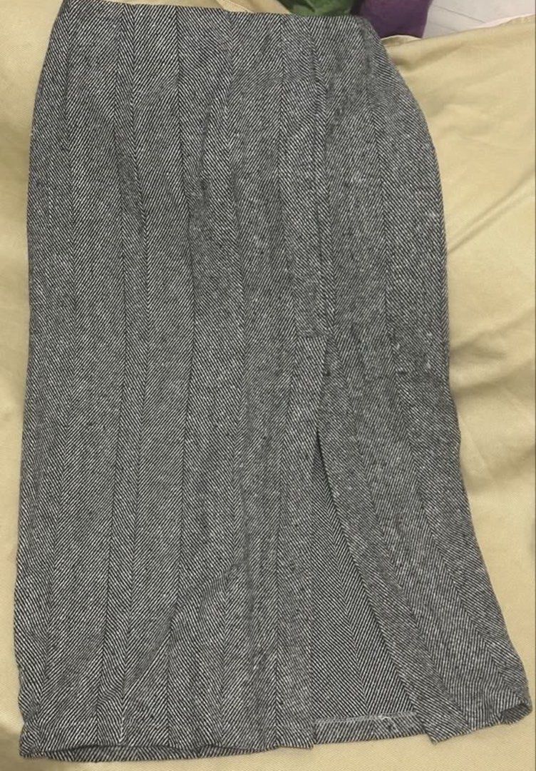 Herringbone Pattern Midi Skirt premium long (Category: Skirts) located in Manila. Submitted by shayne2 (Listing ID 1462937391, Image 3). Description: premium long skirt gray black preloved used once Fits up to 28.