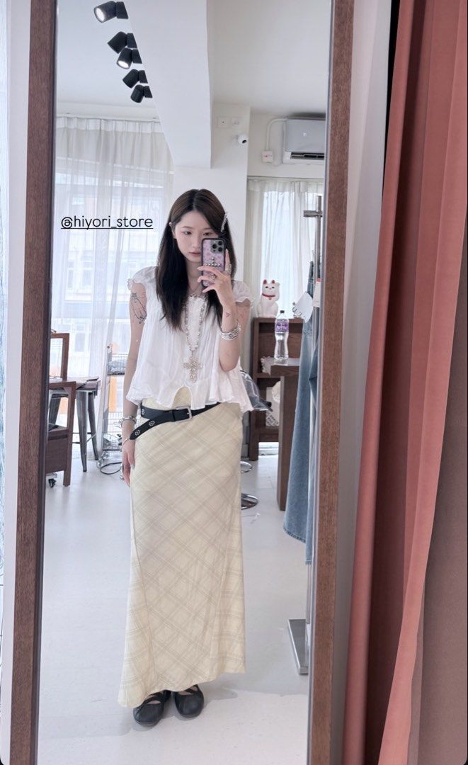 Hiyori 隨性荷葉邊飄飄上衣//serco Brandy Melville subdued Hollister zara （分類：襯衫）位於 Hong Kong。 由 thrift05 提交（商品編號 1463086213，圖片 1）。簡介： 全新 原價$338。