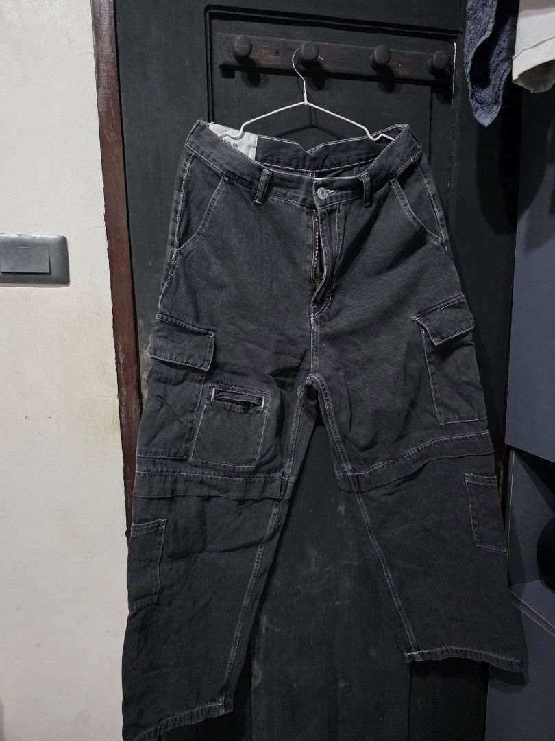 H&M Baggy Cargo Denim Pants (Category: Jeans) located in Atimonan. Submitted by sneakerkid (Listing ID 1462957038, Image 1). Description: size 30.