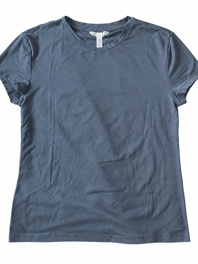 H&M Basic T-Shirt Blue Size M (Category: Shirts) located in Caloocan City. Submitted by xyreeennn (Listing ID 1462936754, Image 1). Description: - Basic blue t-shirt from H&M - Crew neck, short sleeves - Comfortable for everyday wear - Versatile and easy to pair with any outfit - Size Medium (M) - Check measurements for best fit.