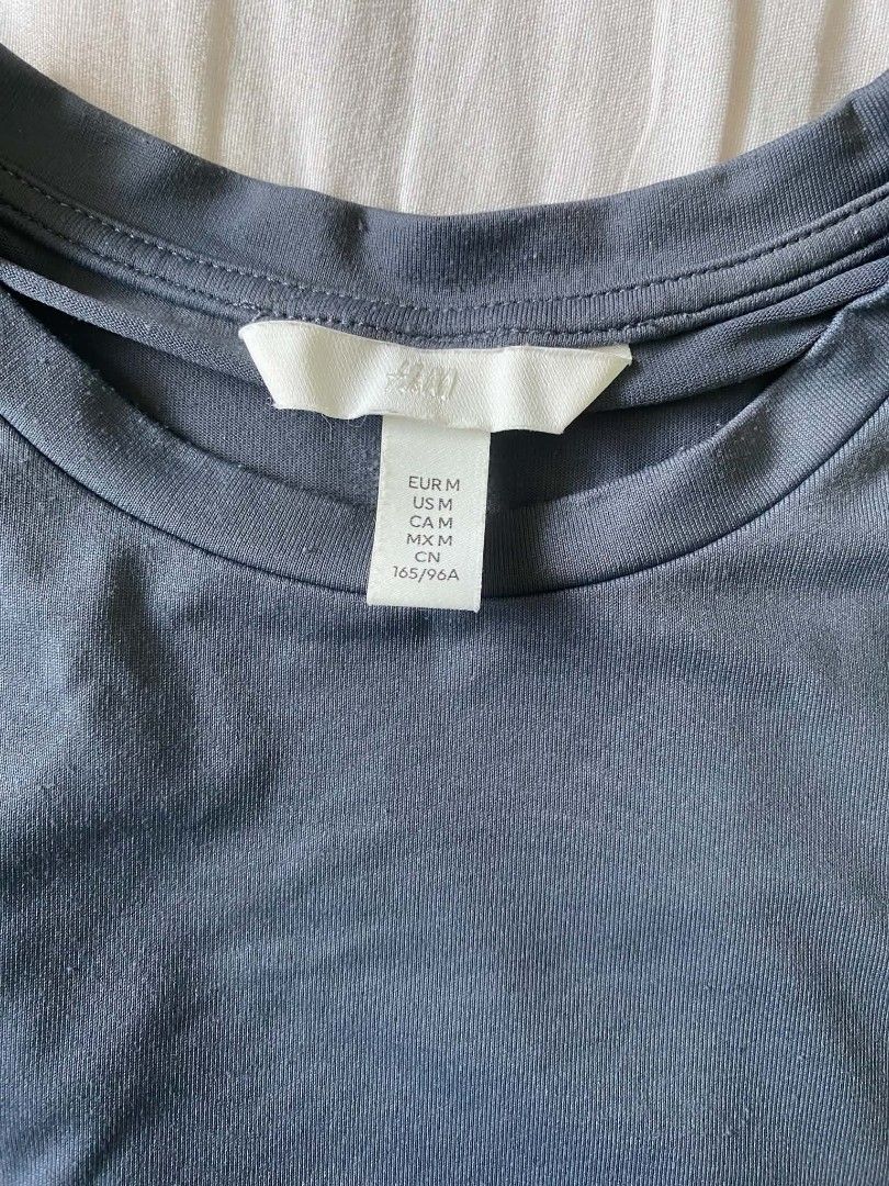 H&M Basic T-Shirt Blue Size M (Category: Shirts) located in Caloocan City. Submitted by xyreeennn (Listing ID 1462936754, Image 2). Description: - Basic blue t-shirt from H&M - Crew neck, short sleeves - Comfortable for everyday wear - Versatile and easy to pair with any outfit - Size Medium (M) - Check measurements for best fit.