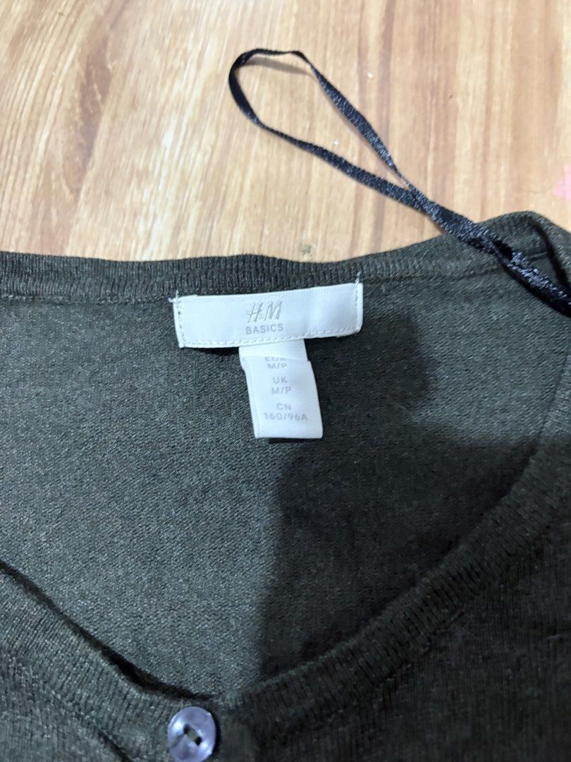 H&M Basics Dark Green Button-Up Cardigan (Category: Coats, Jackets and Outerwear) located in Quezon City. Submitted by kyjnll (Listing ID 1463025944, Image 2). Description: - H&M Basics dark green cardigan - Long sleeves - Button-up front - Ribbed hem and cuffs - Versatile for layering and everyday outfits Cubao/Project 4 area.