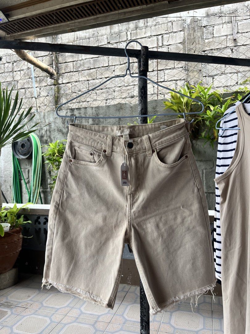 H&M Beige Denim Shorts (Category: Shorts) located in Dinalupihan. Submitted by penaflorcj (Listing ID 1462913595, Image 1). Description: - Color: Beige - Material: Denim - Features: Frayed hem detail, classic five-pocket style - Closure: Button and zip - Casual wear rfs: decluttering *sale price + discount when you buy more than 2 items.