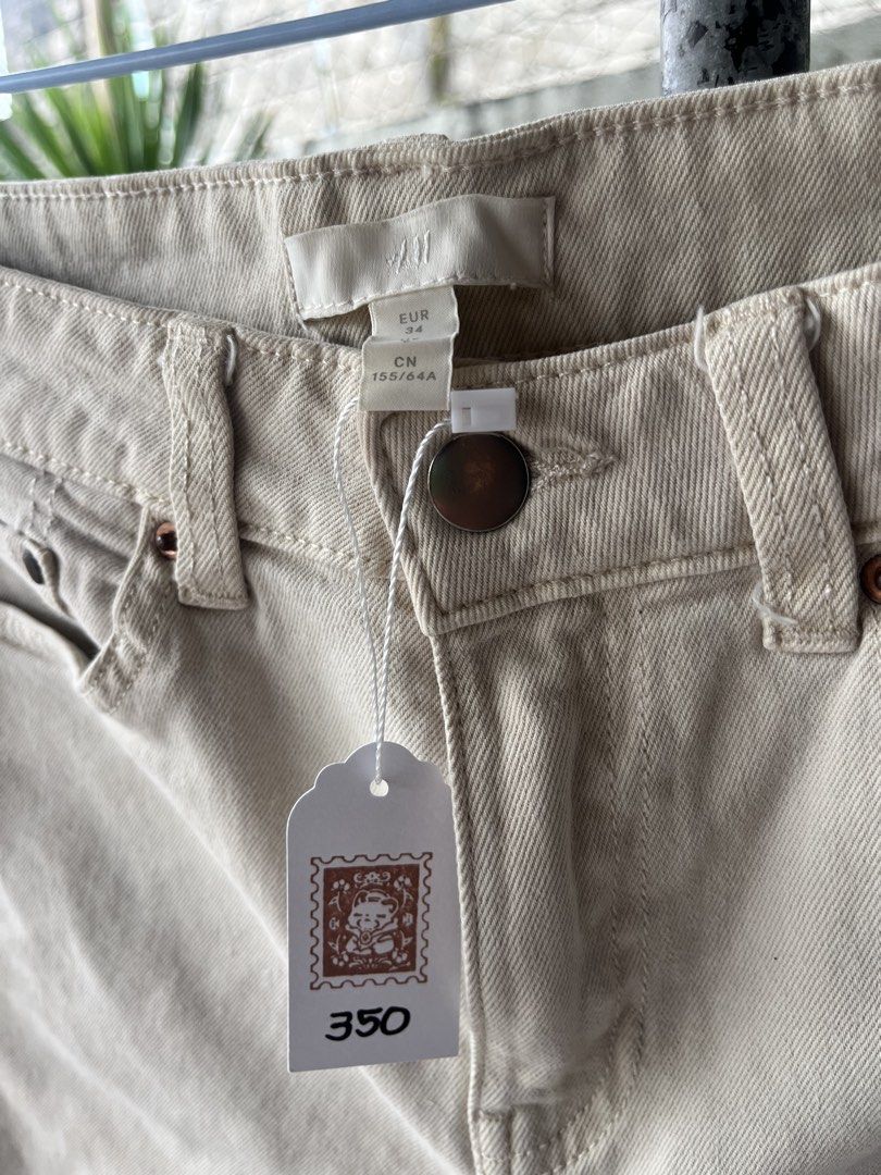 H&M Beige Denim Shorts (Category: Shorts) located in Dinalupihan. Submitted by penaflorcj (Listing ID 1462913595, Image 2). Description: - Color: Beige - Material: Denim - Features: Frayed hem detail, classic five-pocket style - Closure: Button and zip - Casual wear rfs: decluttering *sale price + discount when you buy more than 2 items.