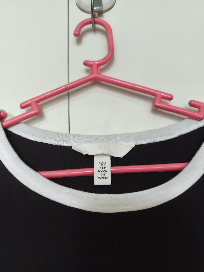 H&M Black Top (Category: Shirts) located in Manila. Submitted by smilefashion08 (Listing ID 1462896995, Image 2). Description: .