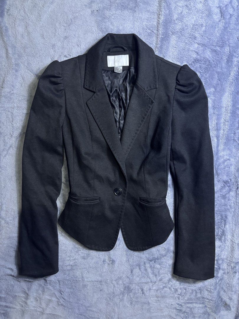 H&M blazer (Category: Coats, Jackets and Outerwear) located in San Pedro. Submitted by classychic.couture (Listing ID 1463032408, Image 1). Description: - Black fitted H&M blazer - With puff shoulders and single button closure - XS - Medium - Excellent condition - No issues.