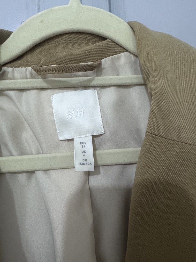 H&M BLAZER/COAT (Category: Coats, Jackets and Outerwear) located in Makati City. Submitted by sassywear.ph (Listing ID 1463016293, Image 2). Description: Xs on tag but can fit xs-semi medium.