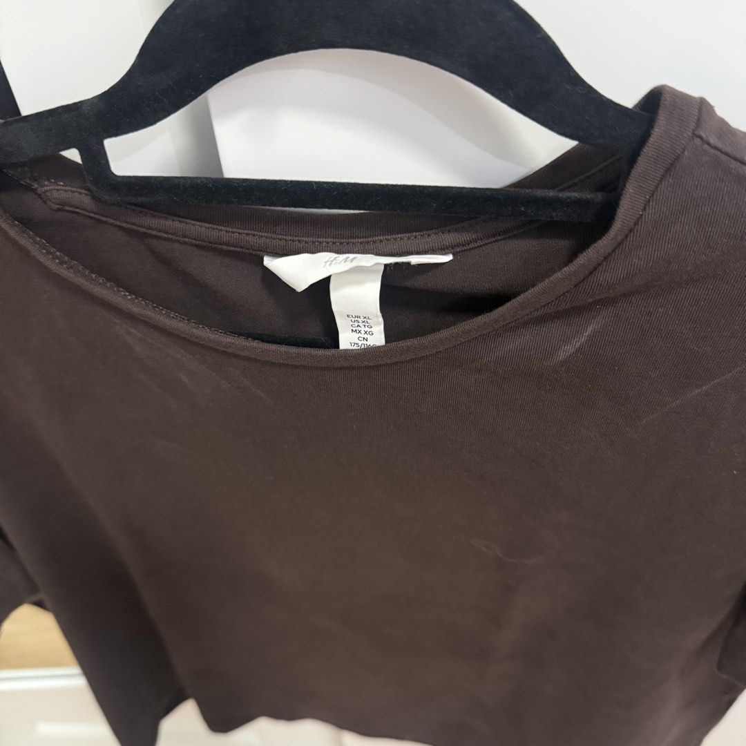 H&M Brown Cropped T-Shirt (Category: Shirts) located in Quezon City. Submitted by _seyer (Listing ID 1463070957, Image 2). Description: - Brand: H&M - Style: Cropped T-shirt - Color: Brown - Sleeves: Short - Neckline: Crew neck - Features: Versatile, great for layering or standalone wear - Styling: Pairs well with jeans or skirts.