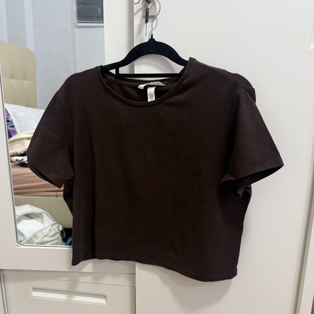 H&M Brown Cropped T-Shirt (Category: Shirts) located in Quezon City. Submitted by _seyer (Listing ID 1463070957, Image 1). Description: - Brand: H&M - Style: Cropped T-shirt - Color: Brown - Sleeves: Short - Neckline: Crew neck - Features: Versatile, great for layering or standalone wear - Styling: Pairs well with jeans or skirts.