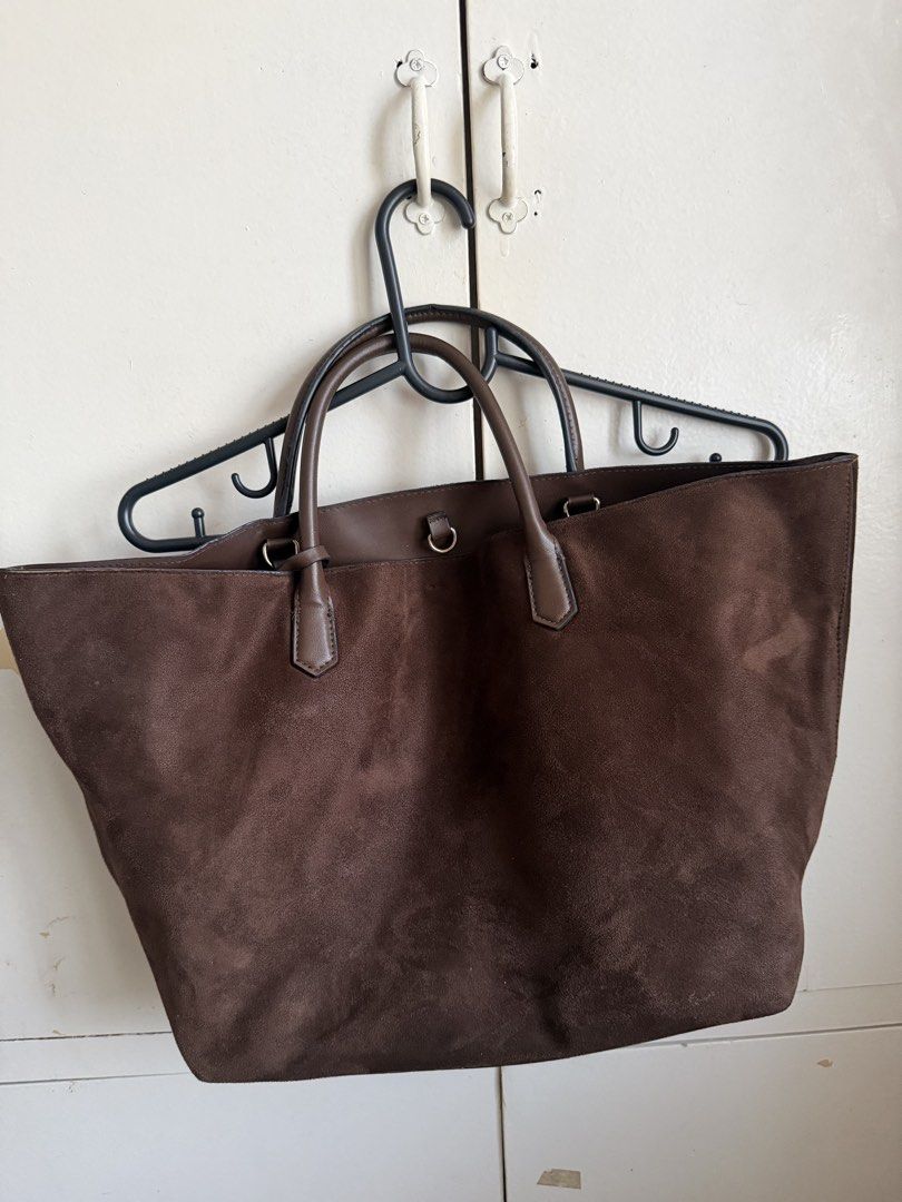 H&M Brown Suede Tote Bag (Category: Tote Bags) located in Taguig. Submitted by anjielamarie_ (Listing ID 1462897075, Image 1). Description: - Spacious brown tote bag from H&M - It could be reversible - Suede-like exterior with smooth brown interior - Structured base for stability - Comfortable, good-length handles - Plenty of room for all your essentials - Ideal for everyday use or travel.
