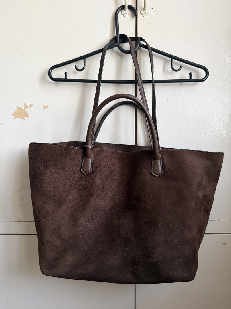 H&M Brown Suede Tote Bag (Category: Tote Bags) located in Taguig. Submitted by anjielamarie_ (Listing ID 1462897075, Image 2). Description: - Spacious brown tote bag from H&M - It could be reversible - Suede-like exterior with smooth brown interior - Structured base for stability - Comfortable, good-length handles - Plenty of room for all your essentials - Ideal for everyday use or travel.