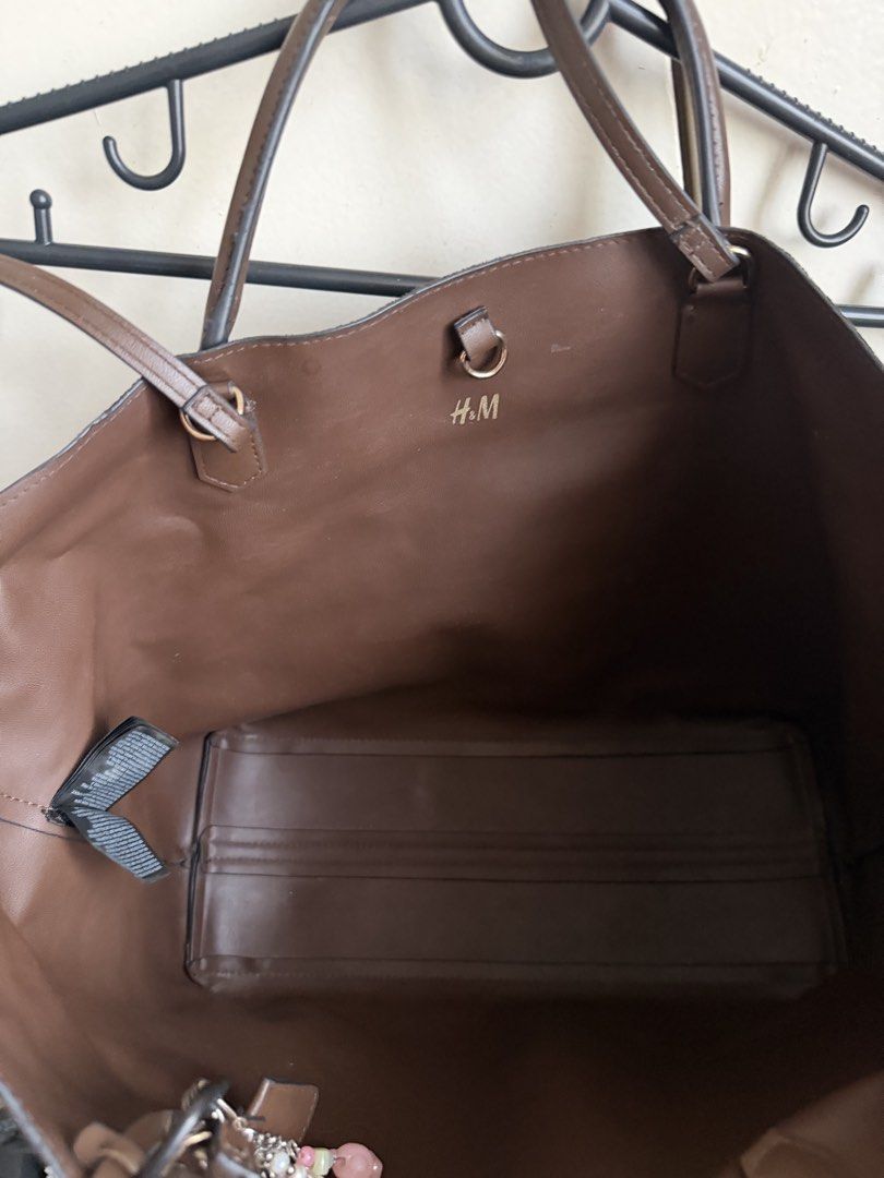 H&M Brown Suede Tote Bag (Category: Tote Bags) located in Taguig. Submitted by anjielamarie_ (Listing ID 1462897075, Image 3). Description: - Spacious brown tote bag from H&M - It could be reversible - Suede-like exterior with smooth brown interior - Structured base for stability - Comfortable, good-length handles - Plenty of room for all your essentials - Ideal for everyday use or travel.