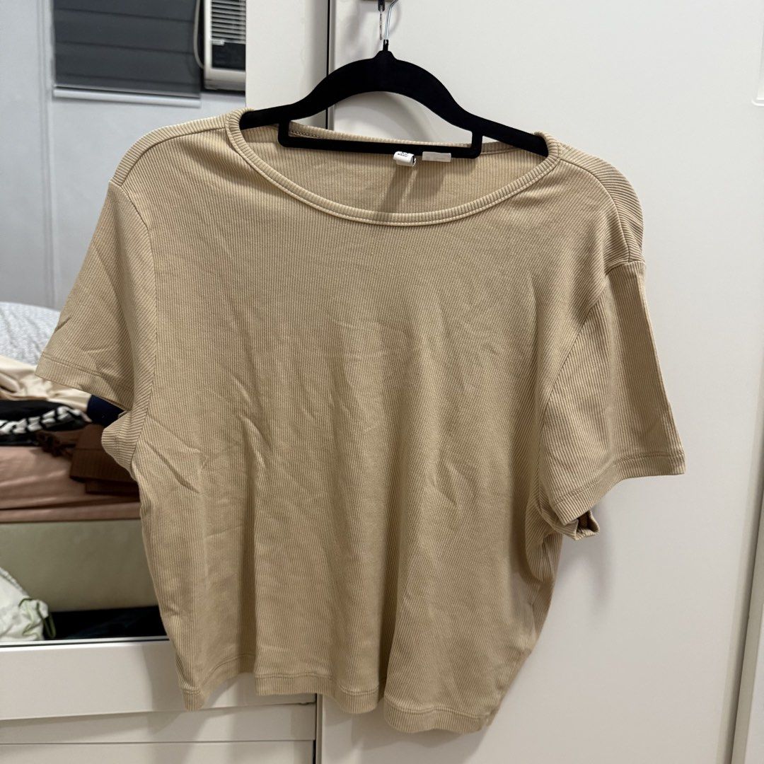 H&m crop top (Category: Blouses) located in Quezon City. Submitted by _seyer (Listing ID 1463071189, Image 1). Description: .