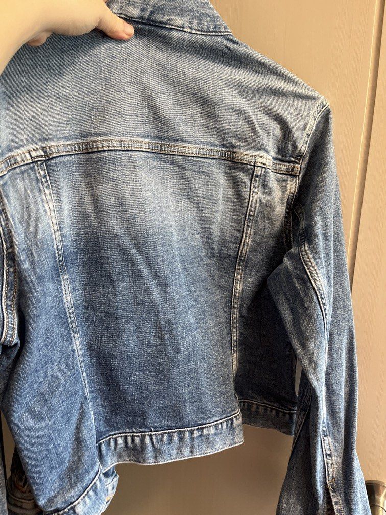 H&M Denim Button Jacket (Category: Others Tops) located in Paranaque City. Submitted by everybodycloset (Listing ID 1462887800, Image 3). Description: Fit for layering and summer travels! The size is L but can still fit to Medium to semi large I originally bought at almost 2k in H&M Sucat Store.