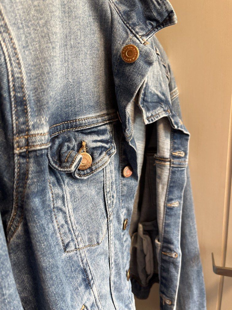 H&M Denim Button Jacket (Category: Others Tops) located in Paranaque City. Submitted by everybodycloset (Listing ID 1462887800, Image 2). Description: Fit for layering and summer travels! The size is L but can still fit to Medium to semi large I originally bought at almost 2k in H&M Sucat Store.