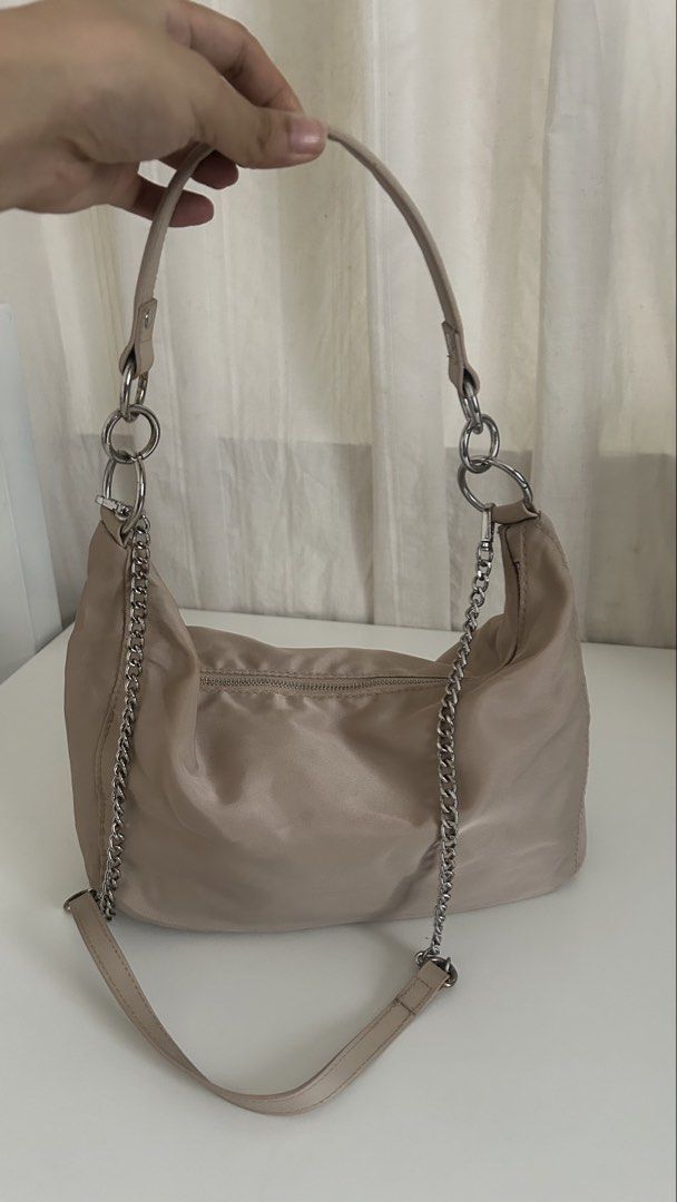 H&M Divided Beige Shoulder Bag with Chain Strap (Category: Shoulder Bags) located in Cavite. Submitted by yamyam. (Listing ID 1462914890, Image 1). Description: - Beige shoulder bag from H&M Divided - Features a chic chain strap detail - Made from durable nylon or similar synthetic material - Secure zipper closure - Simple and versatile design, ideal for everyday use.