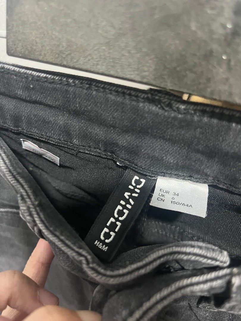 H&M Divided Black Cargo Jeans (Category: Jeans) located in Quezon City. Submitted by decluttercollection01 (Listing ID 1463076271, Image 1). Description: - Brand: H&M Divided - Color: Black - Style: Cargo Jeans - Fit: High-waisted - Size: EUR 34 / UK 6 - Features: Multiple pockets - Occasion: Casual wear.