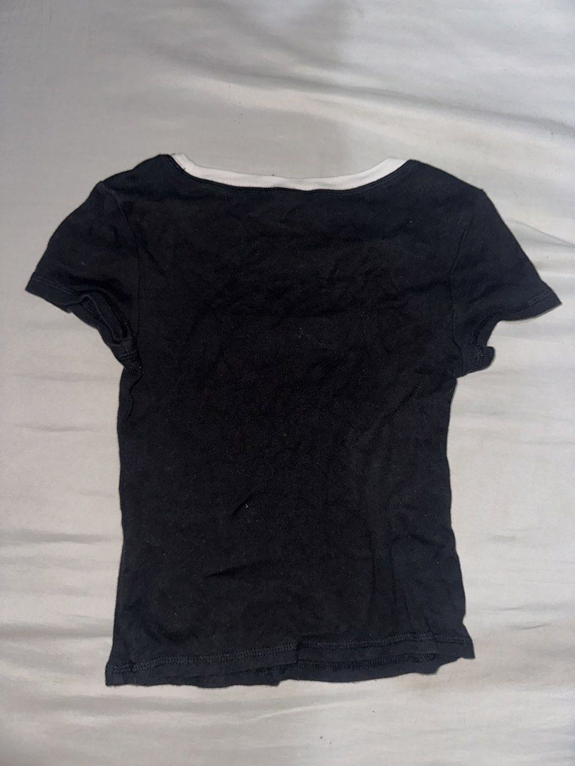 H&M Divided Black Seoul Graphic Ringer Tee (Category: Shirts) located in Manila. Submitted by etain.xo (Listing ID 1463027547, Image 3). Description: - H&M Divided black ringer t-shirt - White Seoul graphic on the front - Short sleeves - Crew neck - Cropped fit - Ideal for casual wear.