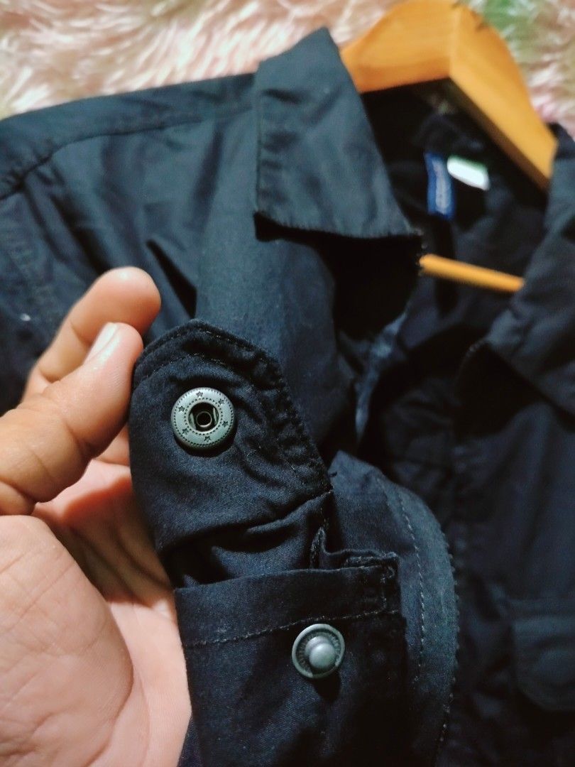 H&M Divided Cotton Twill Utility Overshirt Jacket. (Category: Tshirts & Polo Shirts ) located in Palo. Submitted by ubnathrifteez (Listing ID 1463054761, Image 2). Description: Dimes ; L28W20 Condition ; LIKE NEW Color Rate ; 10/10 Issue ; NONE.