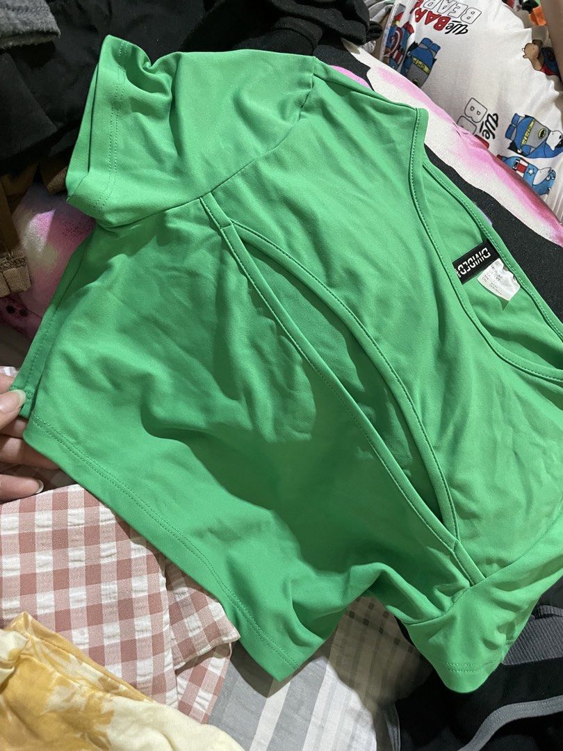 H&M divided green crop top (Category: Shirts) located in Bulacan. Submitted by ohyul.06 (Listing ID 1463004378, Image 2). Description: authentic .
