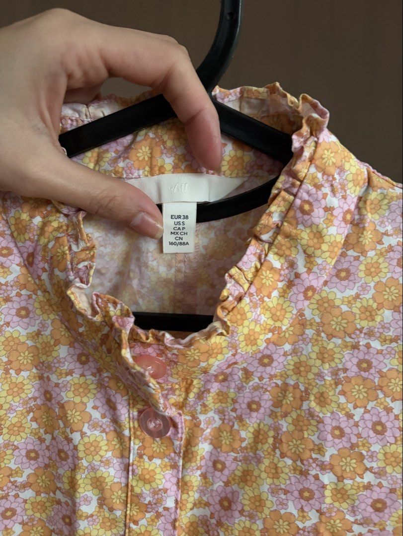 H&M floral (Category: Blouses) located in Dagupan City. Submitted by thrifttostyle (Listing ID 1463023021, Image 1). Description: .
