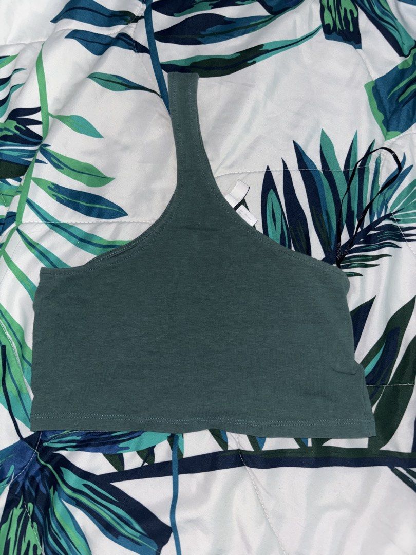 H&M Green Ribbed Crop Tank Top (Category: Sleeveless) located in Manila. Submitted by beelvrd (Listing ID 1462995116, Image 1). Description: - Basic green ribbed crop tank top - Estimated size: Small to Medium - Well-used but no defects.