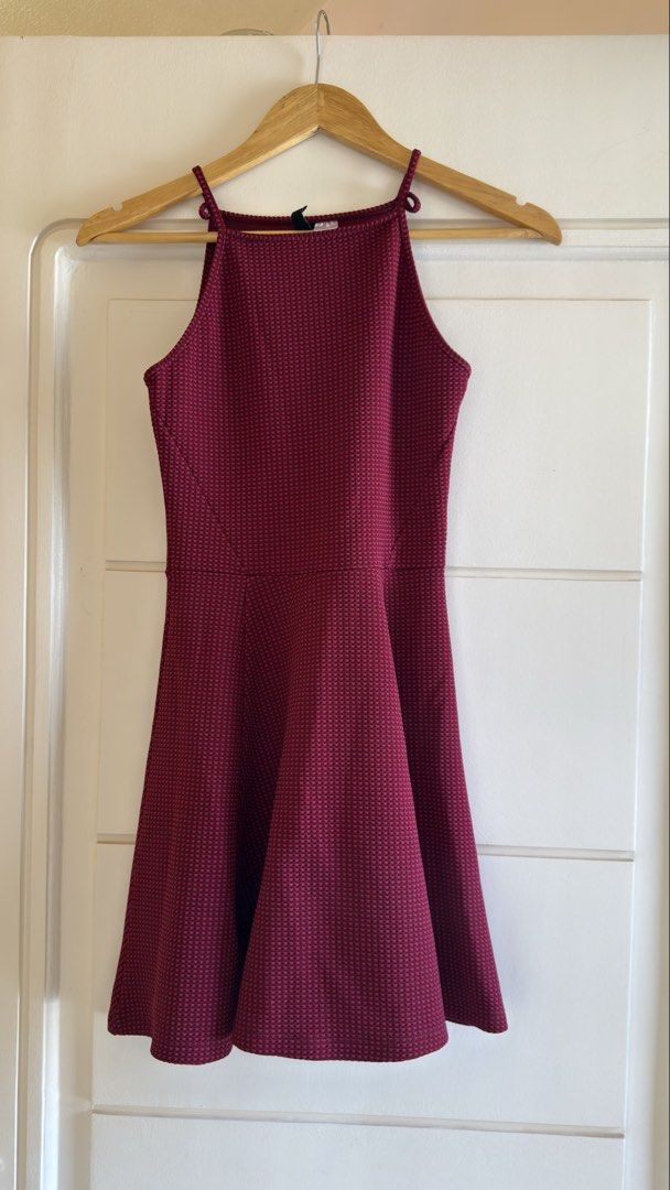 H&M Maroon Halter Dress (Category: Dresses) located in Digos. Submitted by nicoleracillo1 (Listing ID 1462950638, Image 1). Description: .