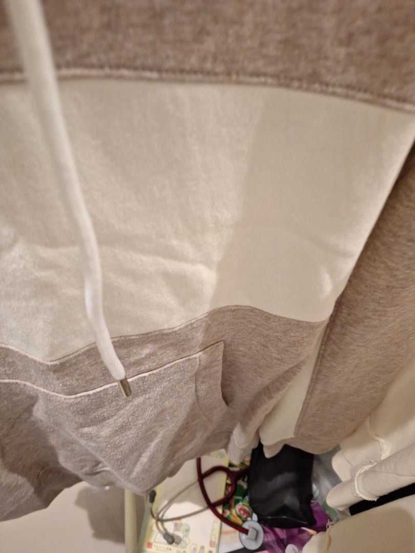 H&M Hoodie Size M (Category: Hoodies) located in Manila. Submitted by loydamariano (Listing ID 1462986232, Image 2). Description: - Lightweight hoodie from H&M - Stylish color block design in neutral beige and cream - Features a drawstring hood for adjustable comfort - Convenient front pocket for essentials - Size Medium (M) - Ideal for everyday casual wear.