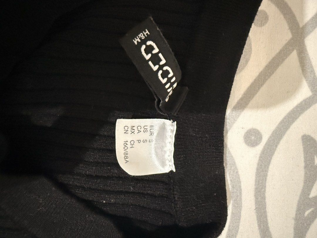 H&M knit crop top (Category: Longsleeves) located in Quezon City. Submitted by mine4now (Listing ID 1462885486, Image 3). Description: What: H&M knit crop top Origin: H&M Philippines Condition: lightly Used Size: Xs RFS: DECLUTTERING Shipping fee: PAID by the buyer No: COD Courier: lbc, grab or lalamove MOP: Gcash or online banking *For sure buyer, shipping is on the next day afternoon bet 5 an 6 pm. I only do LBC delivery, lalamove and grab pick