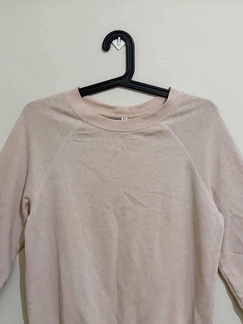 H&M Light Pink Crewneck Sweatshirt (Category: Longsleeves) located in San Pedro. Submitted by itsminaxvii (Listing ID 1463021403, Image 2). Description: - Soft light pink sweatshirt - Classic crewneck - Ribbed cuffs and hem for a snug fit - Comfortable and casual, ideal for everyday wear.
