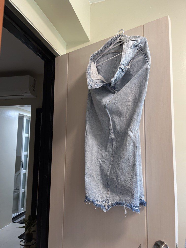H&M Long denim Skirt with back slit (Category: Skirts) located in Paranaque City. Submitted by everybodycloset (Listing ID 1462886118, Image 1). Description: Washed Denim Skirt with back slit my dears!!! The quality is superb, halata naman sa tags inside. Bought for 1600 sa store pero again, and again, diko nasuot kasi pumayat na ako Waist: 31½–33 inches (80–84 cm)Low Hip / Seat: 41 inches (104 cm) .