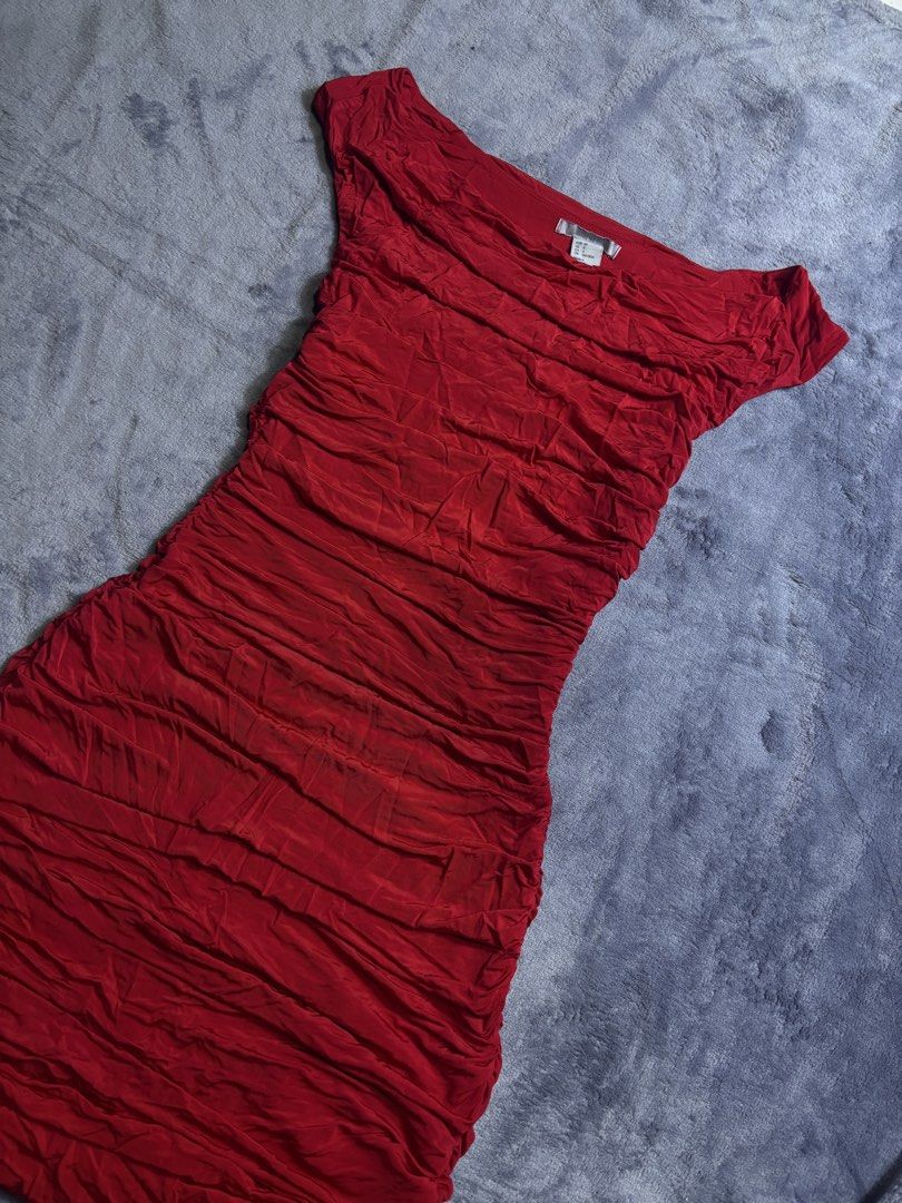 H&M off-shoulder ruched fitted red dress (Category: Dresses) located in San Pedro. Submitted by classychic.couture (Listing ID 1463034913, Image 3). Description: - Red off-shoulder ruched fitted dress - Small - Semi large - Excellent condition - No issues - See last pic for when worn.