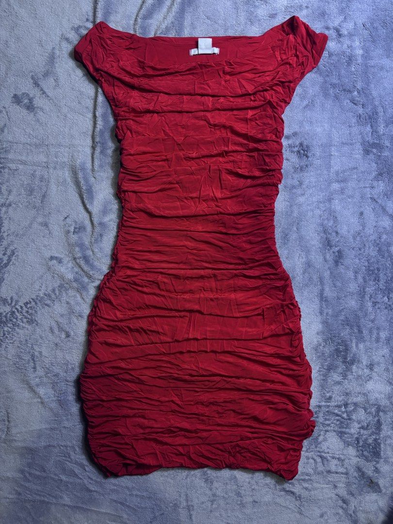 H&M off-shoulder ruched fitted red dress (Category: Dresses) located in San Pedro. Submitted by classychic.couture (Listing ID 1463034913, Image 1). Description: - Red off-shoulder ruched fitted dress - Small - Semi large - Excellent condition - No issues - See last pic for when worn.
