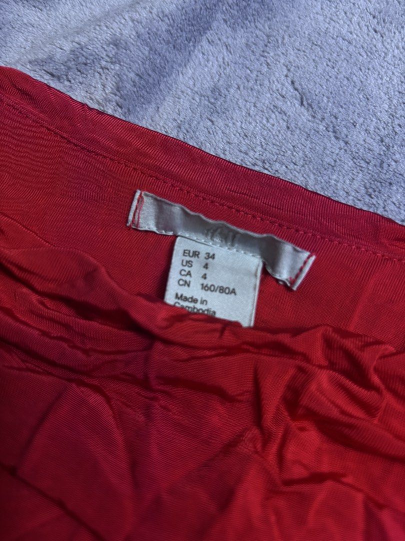 H&M off-shoulder ruched fitted red dress (Category: Dresses) located in San Pedro. Submitted by classychic.couture (Listing ID 1463034913, Image 2). Description: - Red off-shoulder ruched fitted dress - Small - Semi large - Excellent condition - No issues - See last pic for when worn.