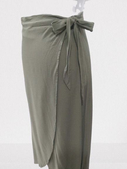 H&M Olive Green Wrap Maxi Skirt (Category: Skirts) located in Davao. Submitted by rosewyn (Listing ID 1463043367, Image 3). Description: - Long olive green wrap skirt - Features a tie detail at the waist - Fabric drapes beautifully - Versatile for dressing up or down - A great addition to any wardrobe - Last pic with very light watermarks ( negligible ) - upper side at the back, near the ribbon.