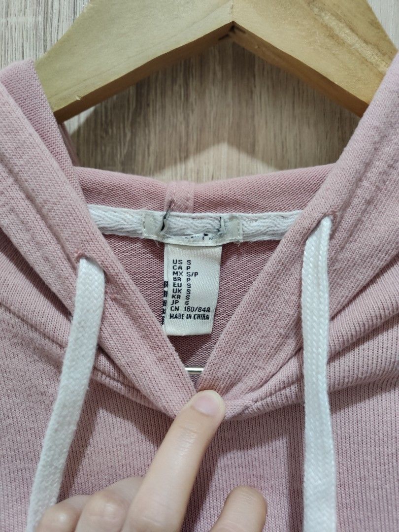 H&M pink pullover (Category: Coats, Jackets and Outerwear) located in Cavite. Submitted by itstrish23 (Listing ID 1463019778, Image 3). Description: can fit xs to small frames H&M slightly crop when worn soft fabric torn out ung tag but the item itself is no defect seller from Cavite.