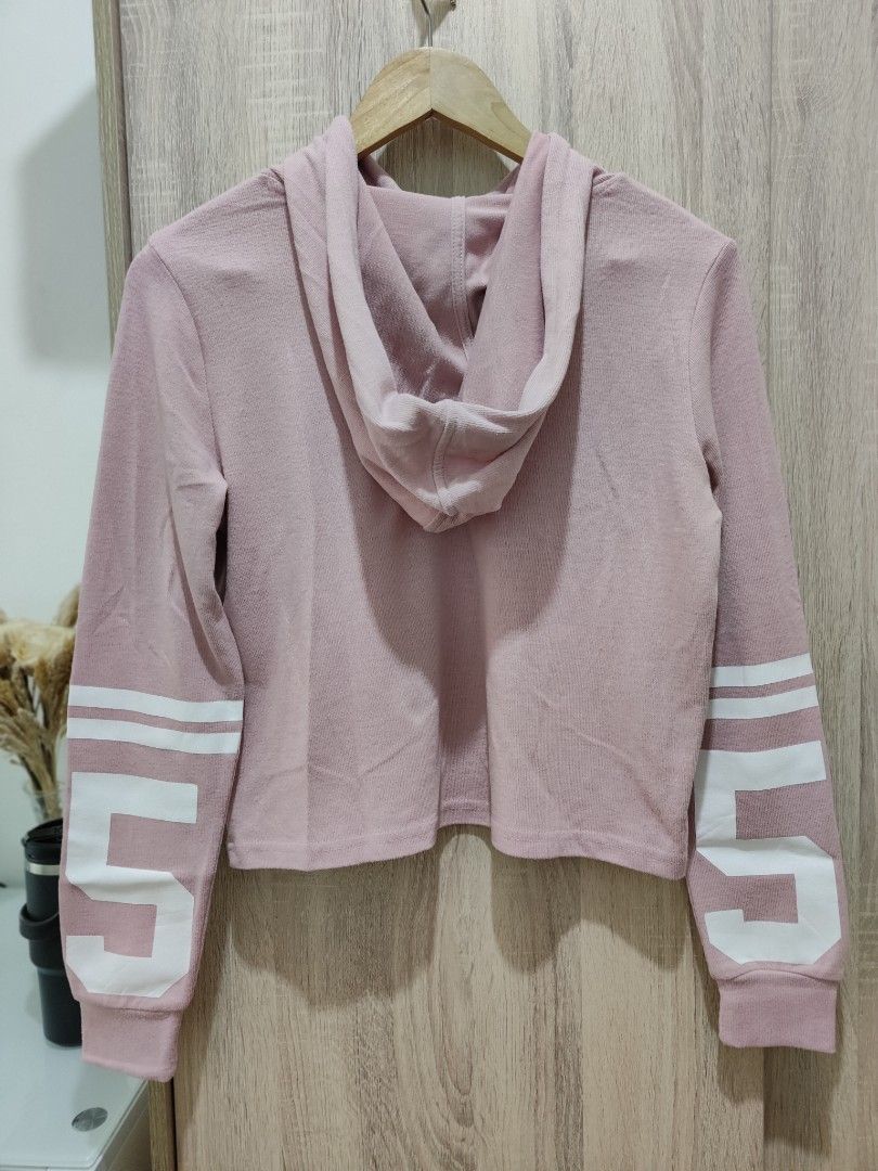 H&M pink pullover (Category: Coats, Jackets and Outerwear) located in Cavite. Submitted by itstrish23 (Listing ID 1463019778, Image 2). Description: can fit xs to small frames H&M slightly crop when worn soft fabric torn out ung tag but the item itself is no defect seller from Cavite.