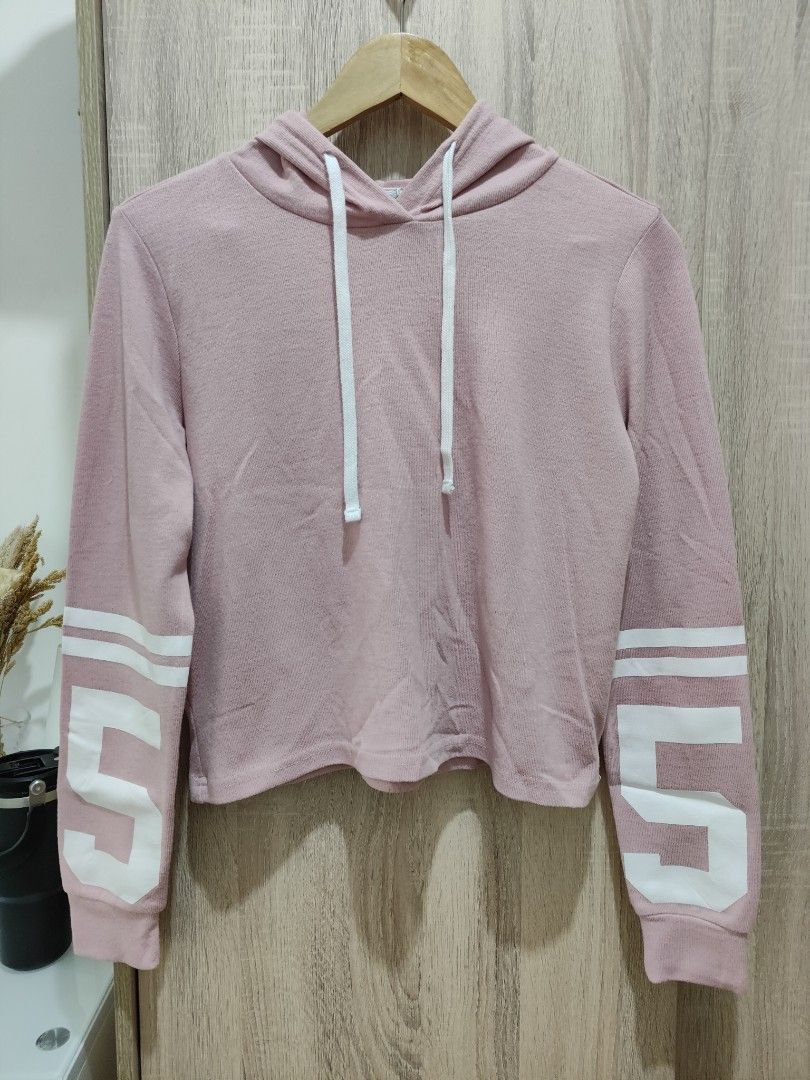 H&M pink pullover (Category: Coats, Jackets and Outerwear) located in Cavite. Submitted by itstrish23 (Listing ID 1463019778, Image 1). Description: can fit xs to small frames H&M slightly crop when worn soft fabric torn out ung tag but the item itself is no defect seller from Cavite.