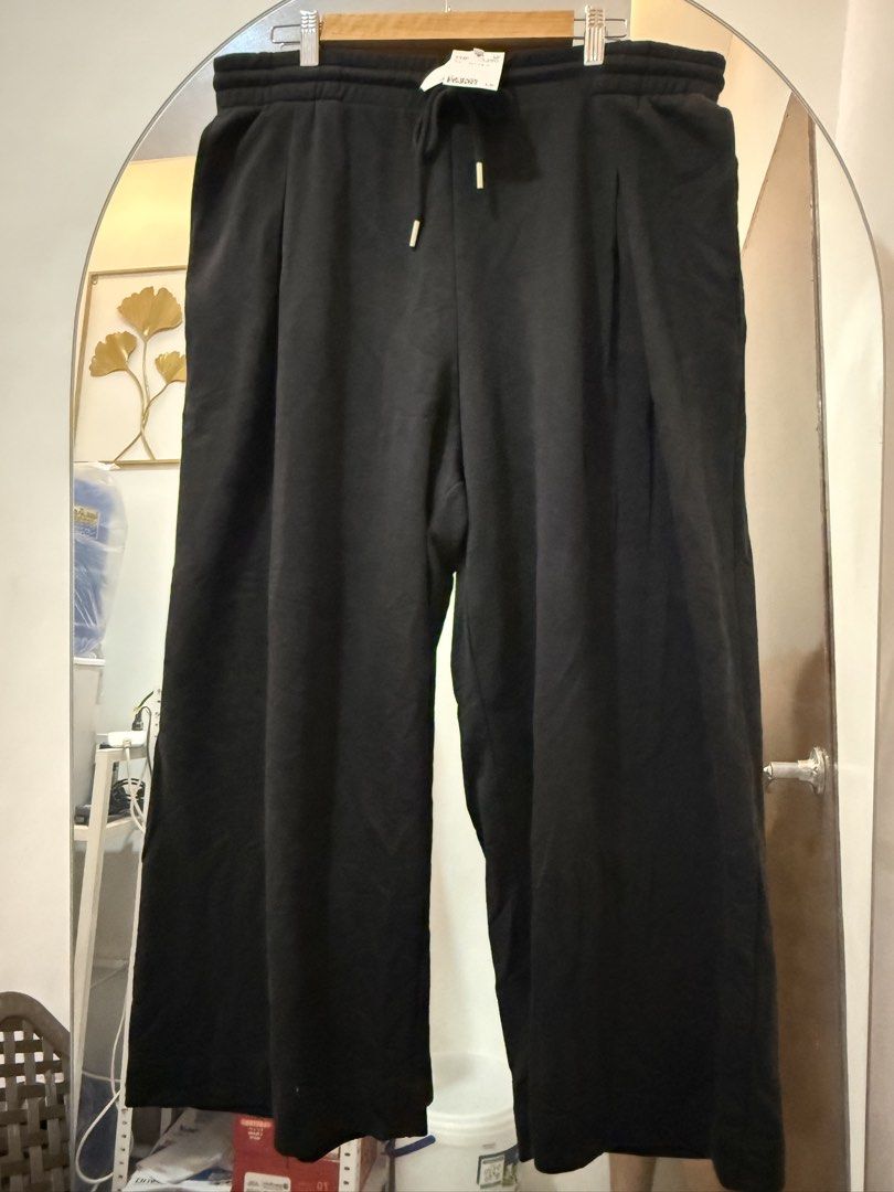 H&M Pleat-Detail Drawstring Pants Black Large (Category: Other Bottoms) located in Tarlac. Submitted by chixsie (Listing ID 1463052386, Image 2). Description: 🛍️ BNEW H&M PLEAT-DETAIL DRAWSTRING PANTS🛍️ ORIGINAL PRICE: 1,290 SELLING IT FOR ONLY 850 WIDTH: 36 LENGTH: 38 OPEN FOR MEET UP AND SHIPPING 📍PAMPANGA.